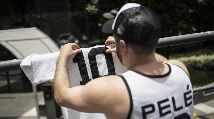 Ao lado dos netos, Pelé completa 30 dias de internação no hospital