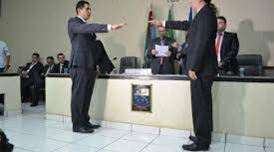 ENQUETE: Amanda Gentil deve desistir da candidatura de Deputada Federal e apoioar Paulinho; fazendo asssim com que seu Pai Fábio Gentil não mantenha a fama de TRAIDOR ?