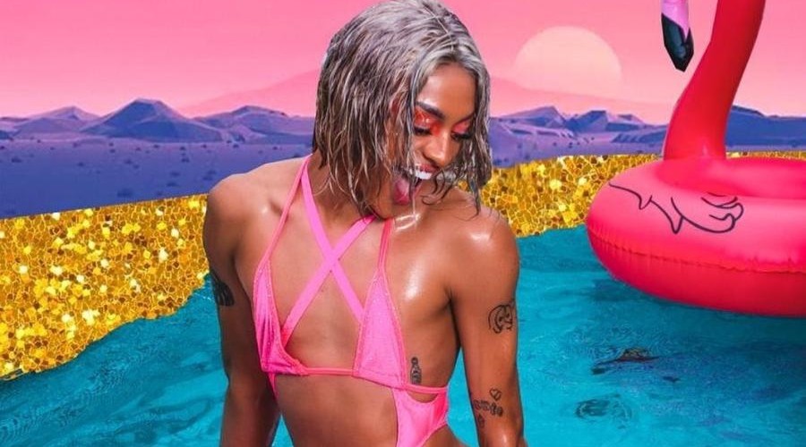 Pabllo Vitar posa de maiô minúsculo na piscina