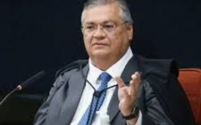 Dino defende liberdade de imprensa e pede que família seja preservada