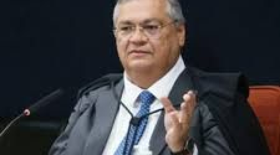 Dino defende liberdade de imprensa e pede que família seja preservada