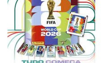 Colecionar álbum de figurinhas da Copa do Mundo une gerações