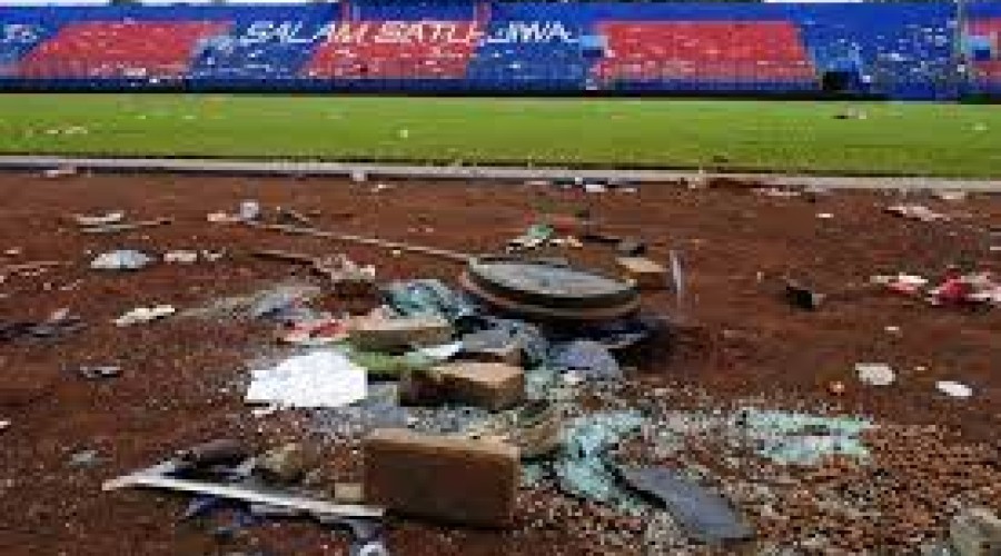 Indonésia condena dois por tumulto que deixou 135 mortos em jogo de futebol