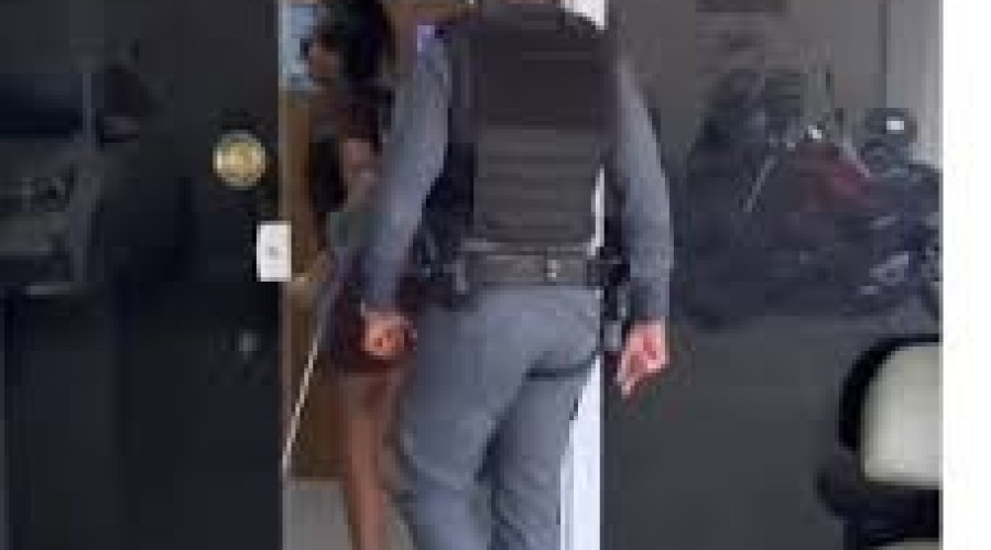 Mulher é identificada e levada à delegacia após pichar casarão no Centro Histórico de São Luís