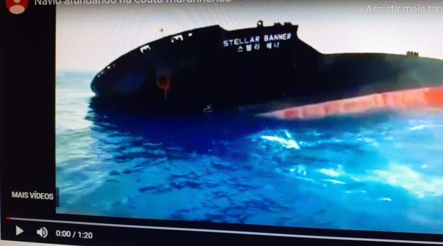 Assista ao Vídeo de navio afundando na costa maranhense carregado de minérios e derramando óleo
