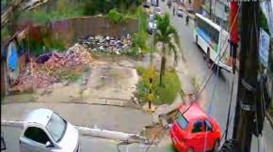VÍDEO: Duas pessoas morrem após colisão entre moto e ônibus, em São Luís