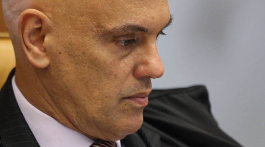 Moraes encaminha à PGR notícia-crime contra Bolsonaro
