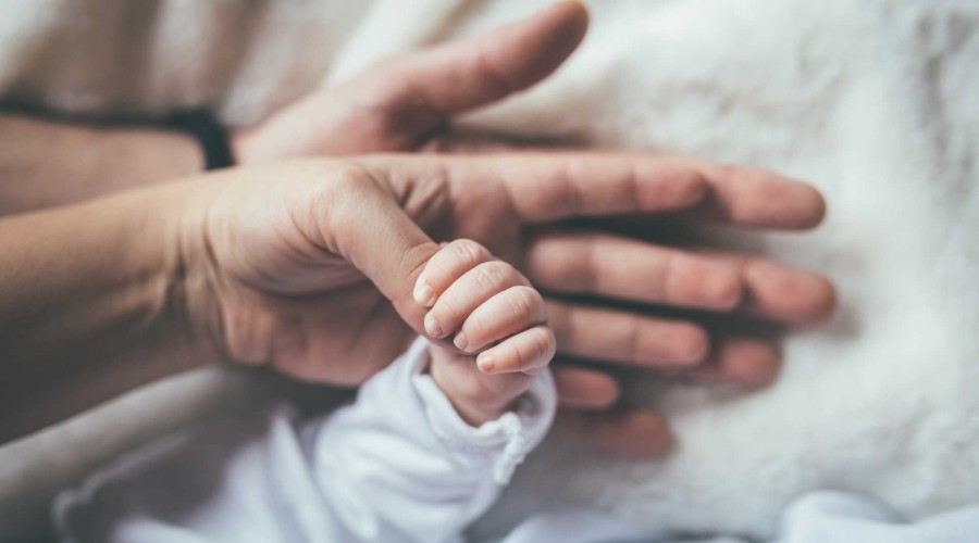 Admite que odeia o filho recém-nascido e sonha com a sua morte
