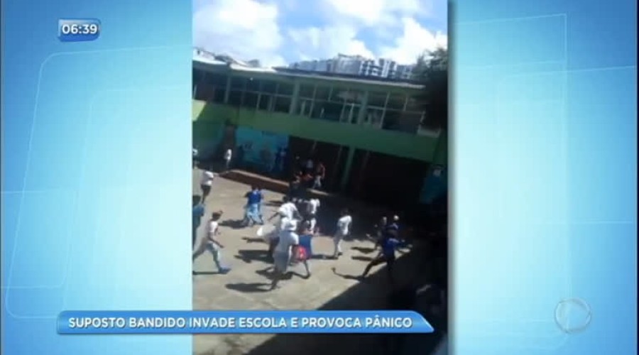 Assista ao Vídeo:  Ex-aluno transtornado invade escola e gera pânico na Bahia