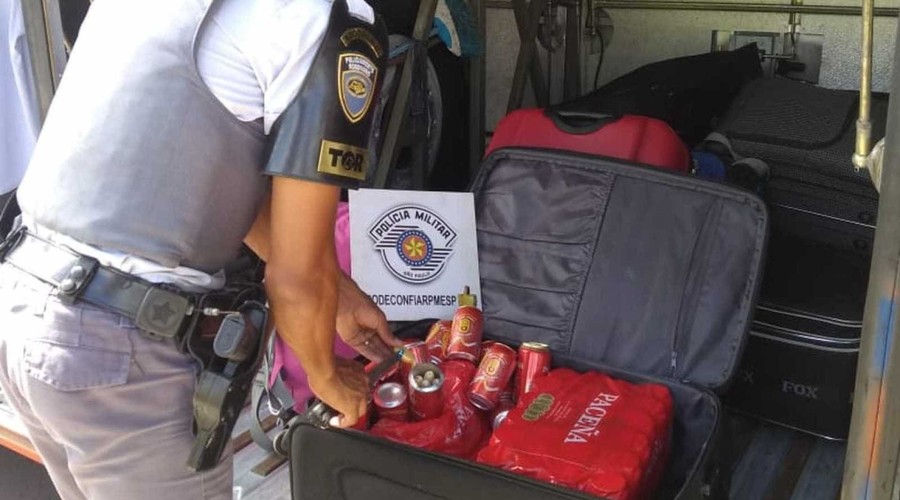 Boliviano é preso com 13 quilos de cocaína em latas de cerveja