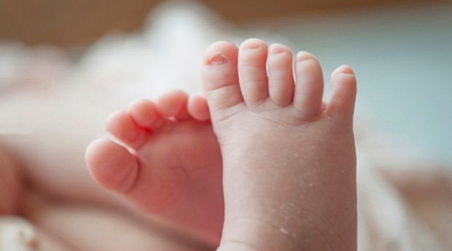 Mulher atira bebés pela janela após descobrir que filha era deficiente