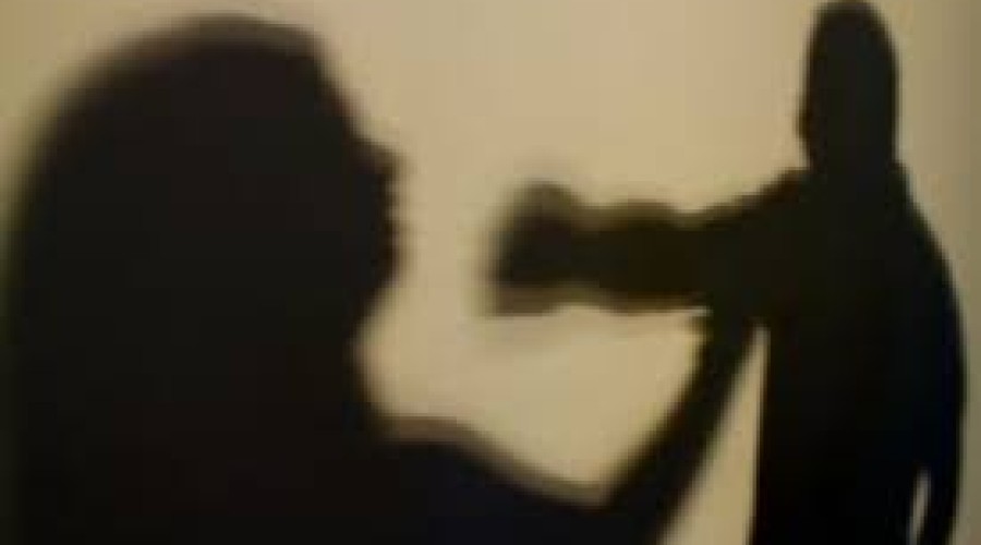 Vídeo dos Policiaias eplicando: Homem espanca a esposa e escreve o nome dele com sangue no corpo dela na frente dos filhos