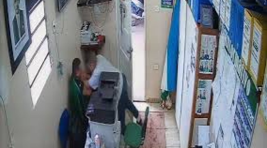 Vídeo: Professor esfaqueia diretor dentro de escola em Manacapuru e causa pânico entre funcionários