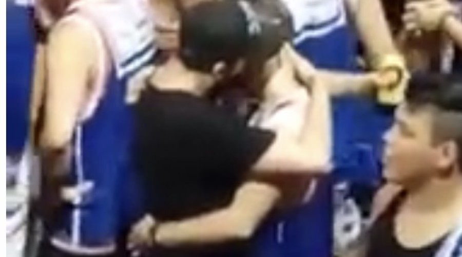 ASSISTA AOS VÍDEOS: Liberou geral: bombados se beijam no carnaval