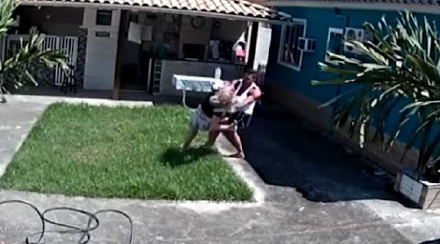 Vídeo mostra cabo da PM espancando a esposa no quintal de casa