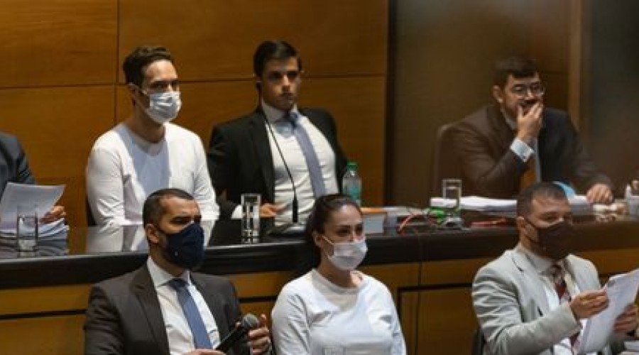 Mãe do menino Henry ganha liberdade, mas terá que usar tornozeleira eletrônica