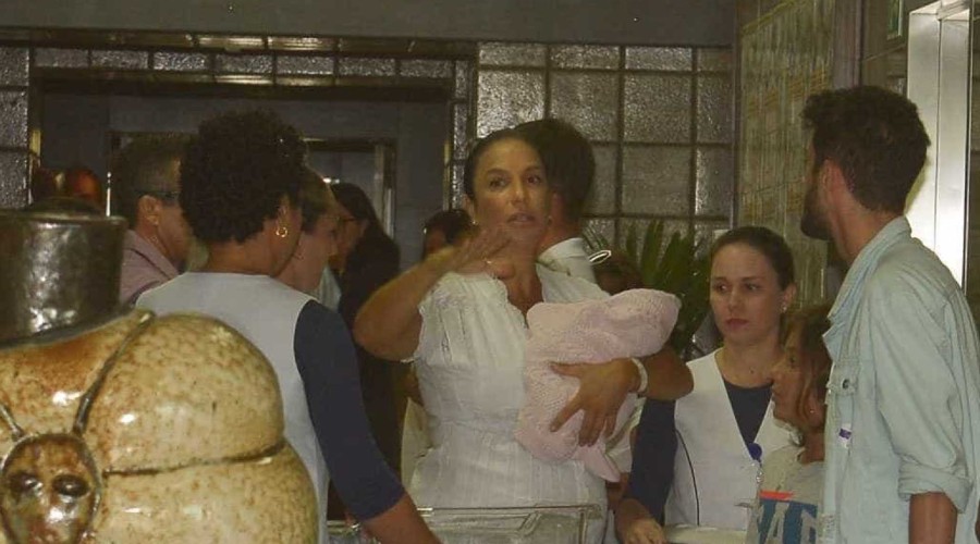 Ivete deixa hospital em Salvador com as filhas gêmeas