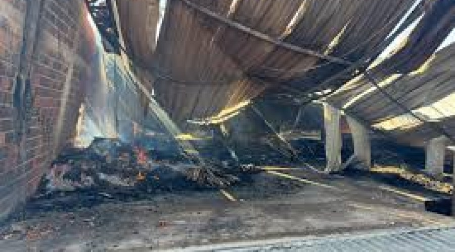 Incêndio atinge fábrica de móveis em Água Branca