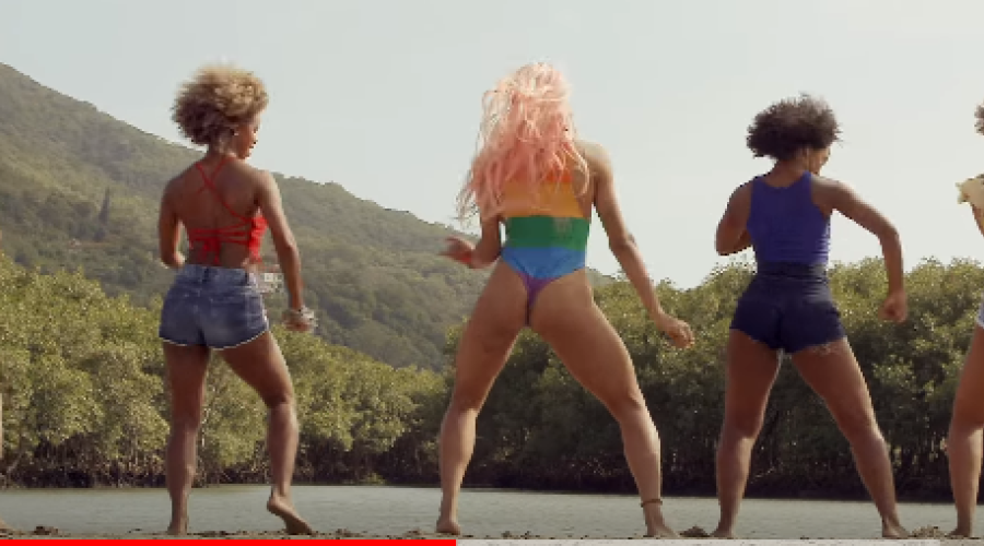 ASSISTA AO VÍDEO: Pabllo Vittar e Diplo se beijam no clipe de ‘Então vai