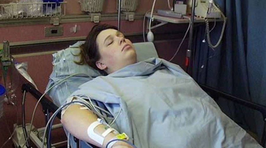 Mulher descobre agulha de anestesia na coluna 14 anos após parto