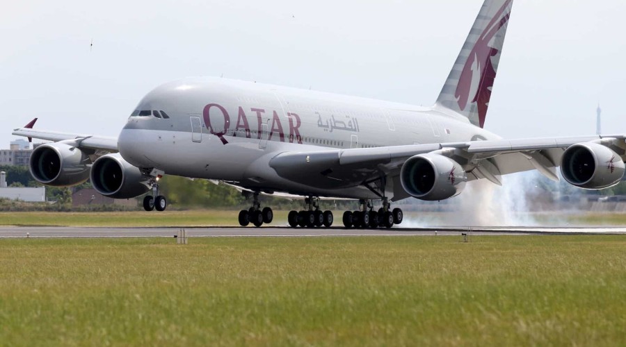 Mulher dá à luz em pleno voo num avião da Qatar Airways