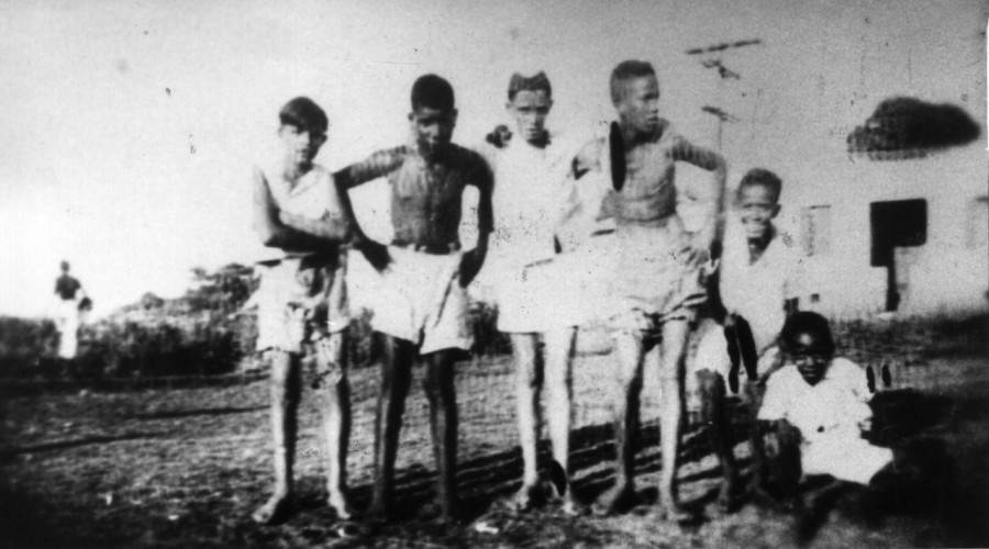 Em livro raro de 1961, Pelé diz que queria ser aviador, foi artilheiro no futsal e quase jogou no Bangu