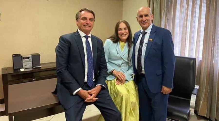 Bolsonaro está com saudade de Regina Duarte mas mulher não pode saber