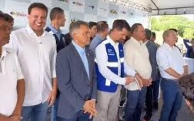 Vídeo: Brandão e Camarão no mesmo palanque, mas distantes em evento do governo federal na capital