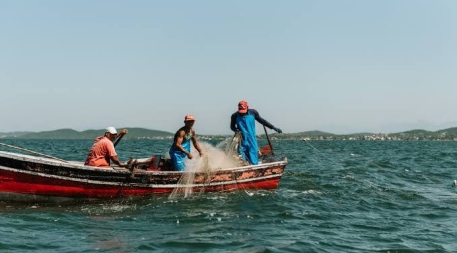 Pescadores artesanais recebem seguro-defeso retroativo