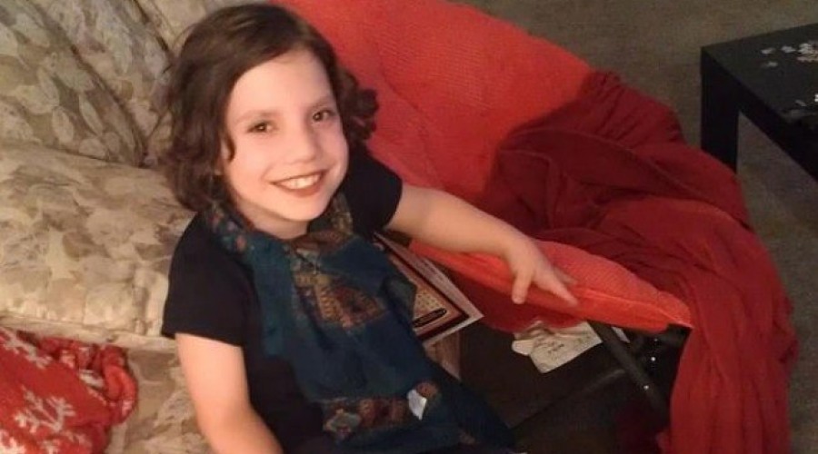 Pai e mãe abandonam filha adotiva de 6 anos e a acusam de tentar matá-los