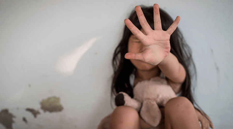 Mulher é presa acusada de filmar e vender estupro dos filhos na web