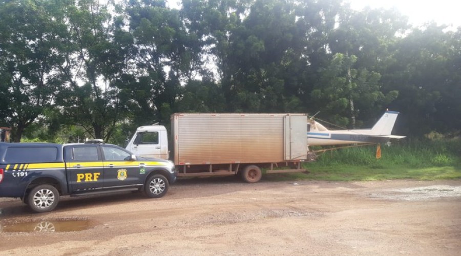 PRF intercepta veículo transportando um avião de forma irregular