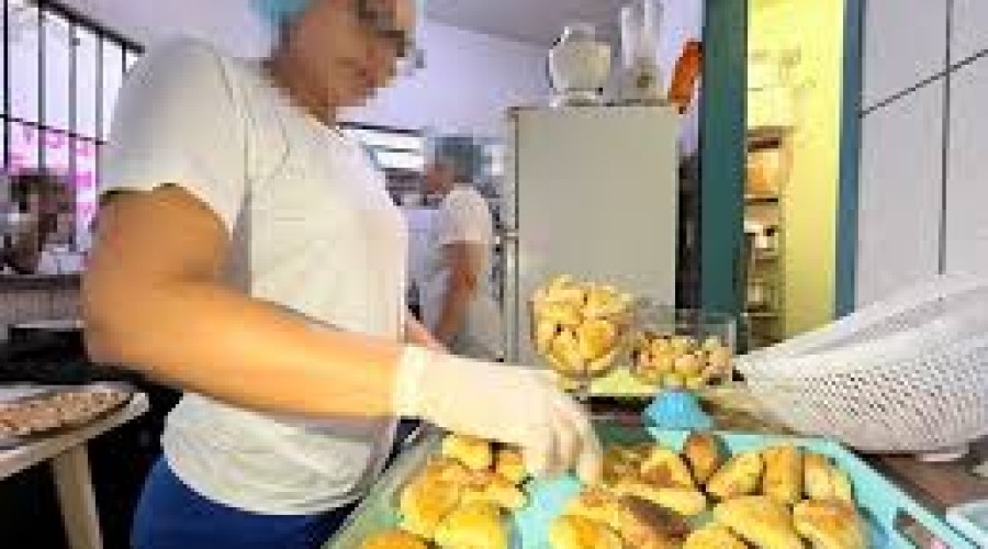 Internas da Penitenciária Feminina de Teresina aprendem a fabricar pães, docinhos e biscoitos