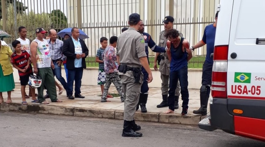 Homem invade igreja e esfaqueia fiéis durante culto em Aparecida de Goiânia