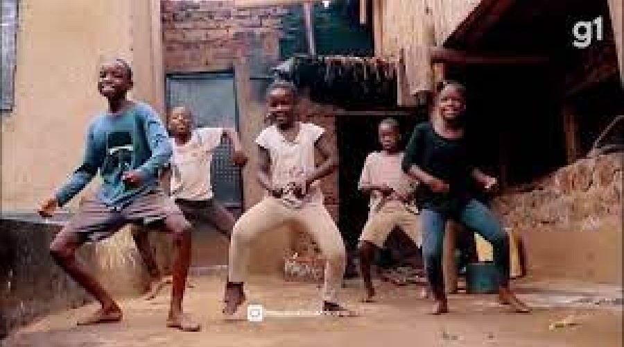 Crianças africanas fazem sucesso através da dança