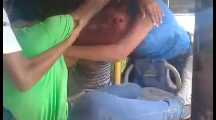 Vídeo: cobradora de ônibus e funcionária da Oi vãos aos tapas dentro do coletivo, em São Luís