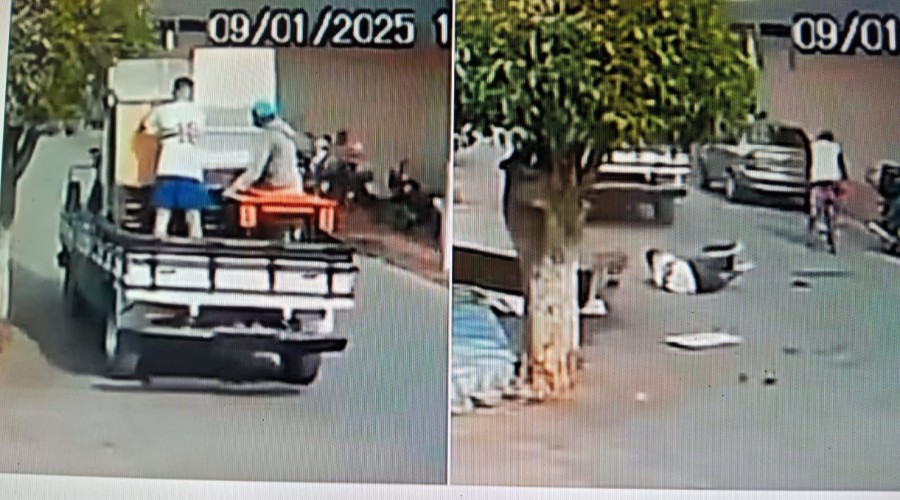 VÍDEO: Homem cai de veículo de mudança após guarda-roupa bater em árvore no Ceará