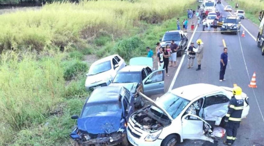 Acidente entre cinco veículos deixa mãe e bebê mortos e mais 7 feridos
