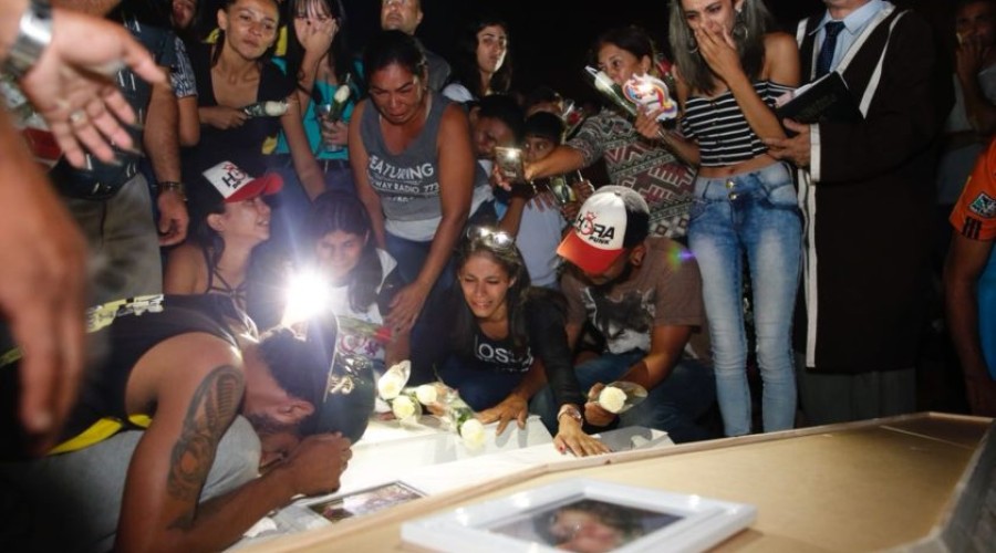Enterro de mulher e de filhos assassinados comove Águas Lindas