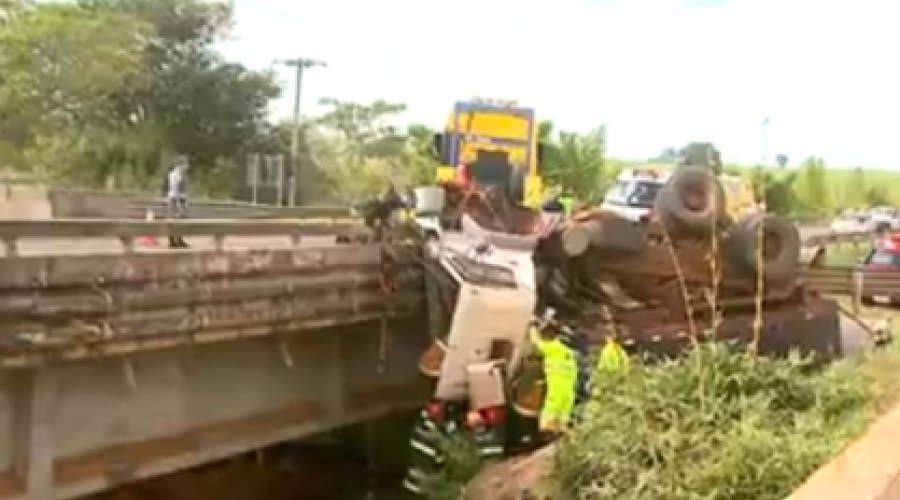 Motorista fica pendurado em caminhão após acidente no interior de SP