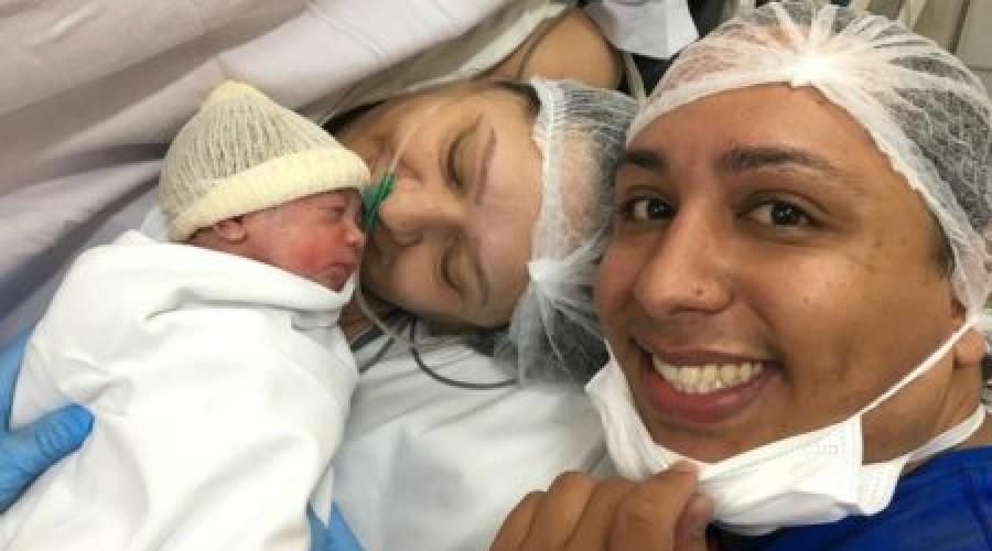 Mulher dá à luz gêmeos para realizar sonho do filho gay de ser pai