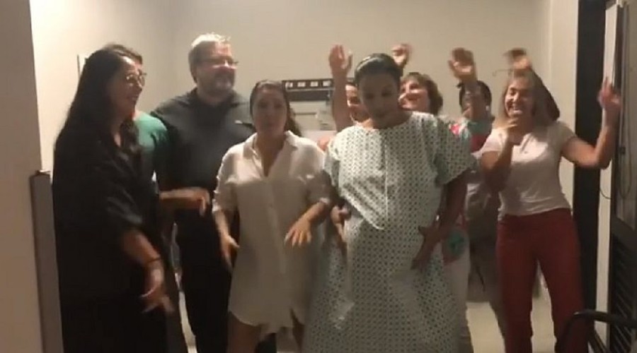 ASSISTA AO VÍDEO GRAVADO POR IVETE: Nasceram! Ivete Sangalo dá à luz em pleno Carnaval
