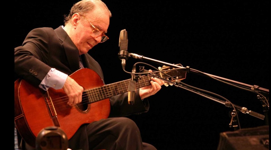 João Gilberto deve ser internado em clínica