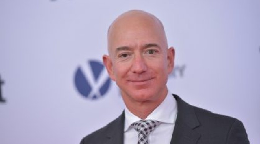 Fundador da Amazon toma título de homem mais rico do mundo de Bill Gates
