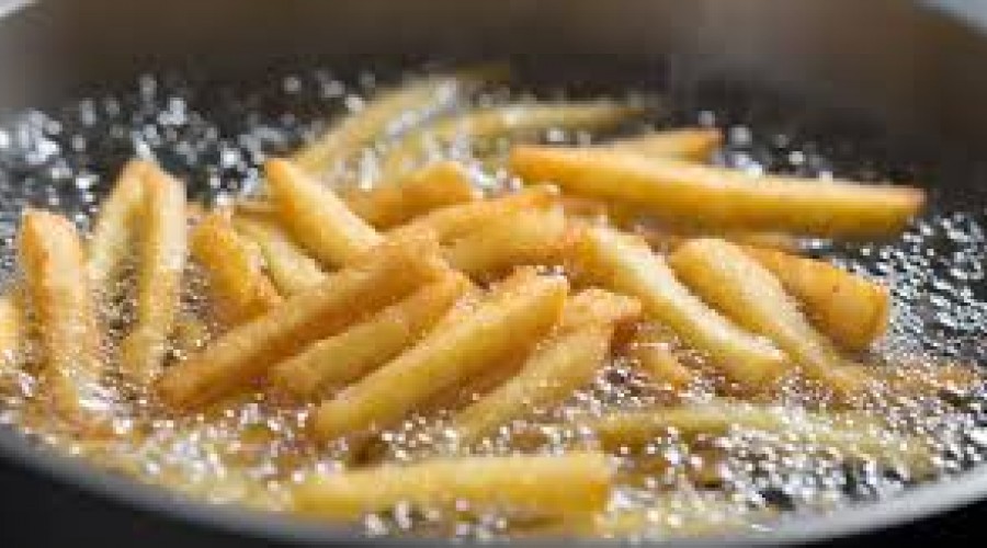 Dicas da Cozinha: Despejo uma colherzinha no óleo quente: as batatas não absorvem a gordura e ficam deliciosamente crocantes