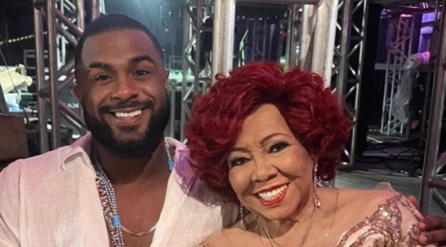 Baco Exu do Blues aproveita encontro com Alcione para tietar artista