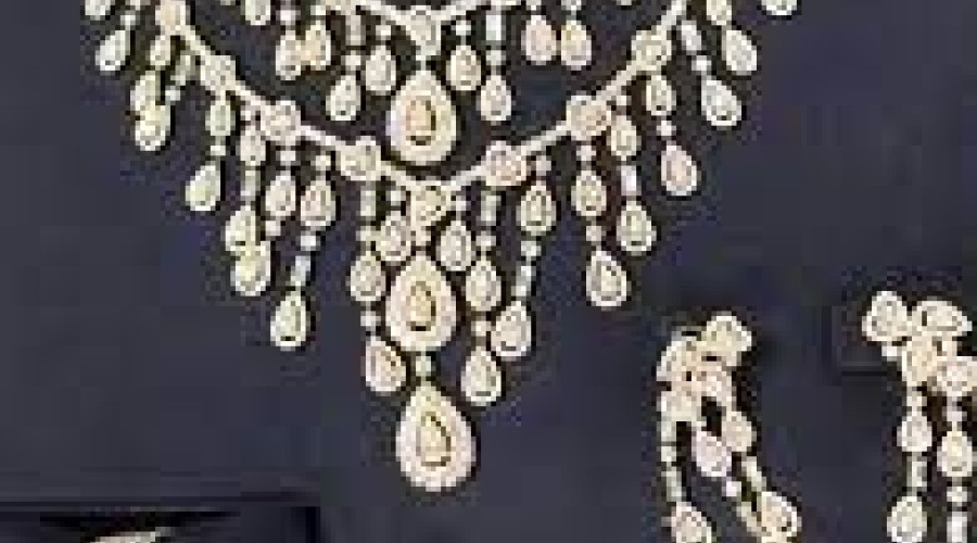 Flávio Dino pede à PF inquérito sobre crimes contra a administração pública em caso de joias de diamantes de Michelle e Bolsonaro