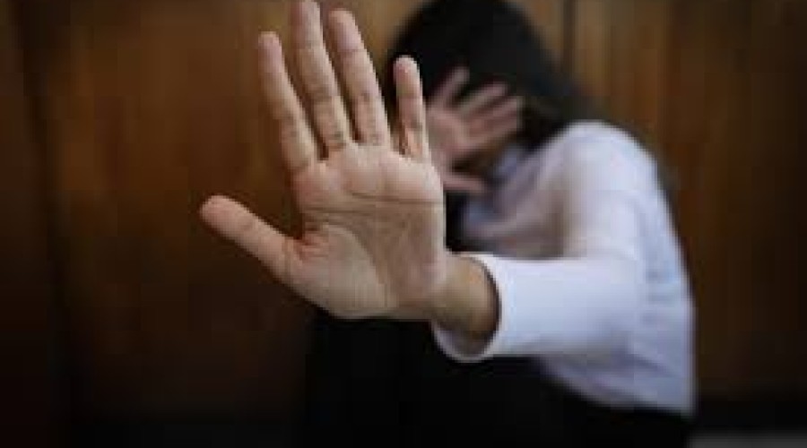 Mulher é morta a facadas pelo ex na frente do filho de 1 ano