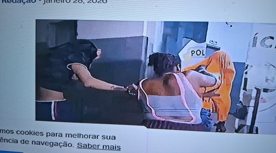 Mãe dá surra em filho preso por assalto em Ribeirãozinho na porta da delegacia em Imperatriz