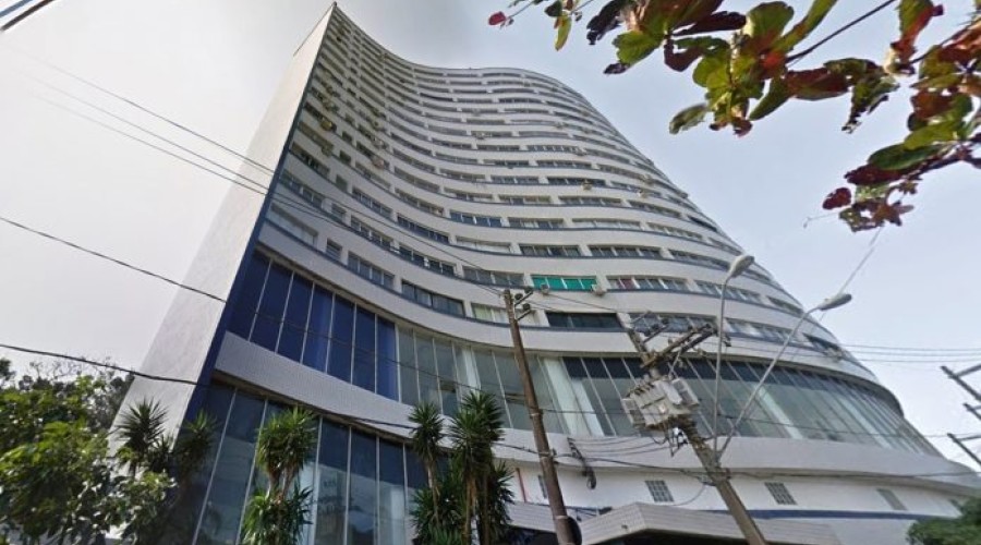 Casal de turistas aluga apartamento e descobre uma câmera espiã filmando as intimidades deles na cama